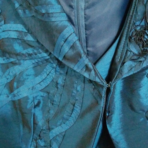 Formal dress - Picture 4 of 8